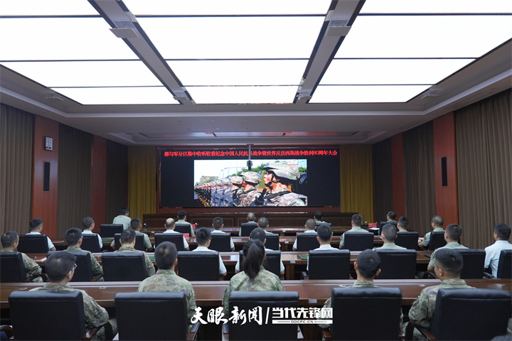 都匀军分区组织全体人员集中收看九三阅兵。梁正辉、陈典贵.jpg