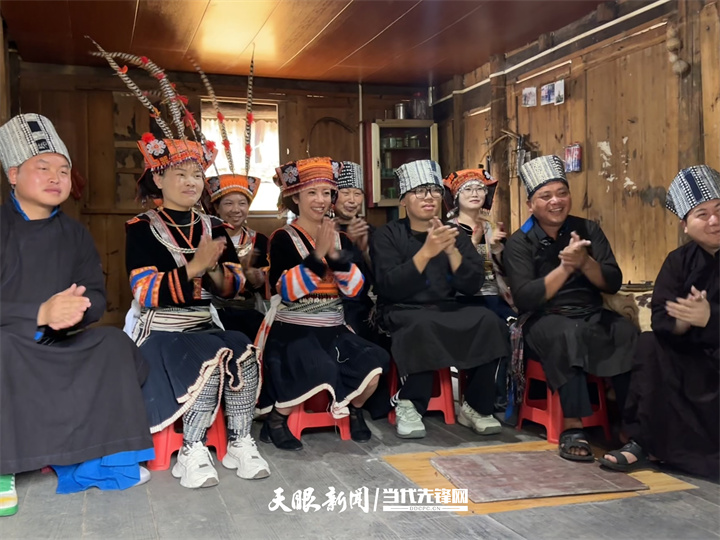 平塘县大塘镇新营村苗族群众集中观看纪念中国人民抗日战争暨世界反法西斯战争胜利80周年阅兵仪式（廖毓齐 何明珠）2.jpg