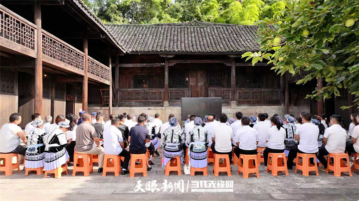 福泉市仙桥乡苗族群众观看大阅兵直播.jpg