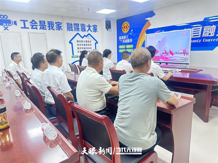 九三学社惠水支社社员观看.jpg