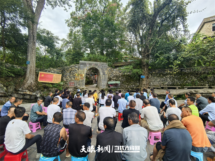 三都水族同胞在九阡镇石板村抗战旧址现场集中收看抗战胜利80周年大阅兵.jpg