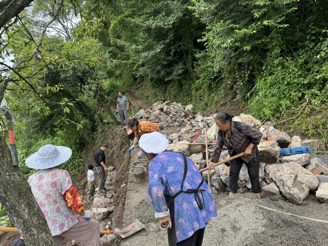 安村村村干部與群眾共同修路。.png