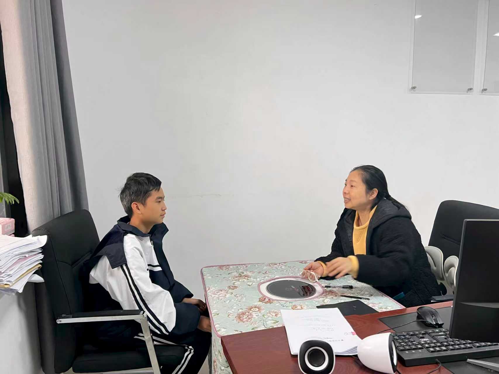 陳力卓與學生談心談話.jpg