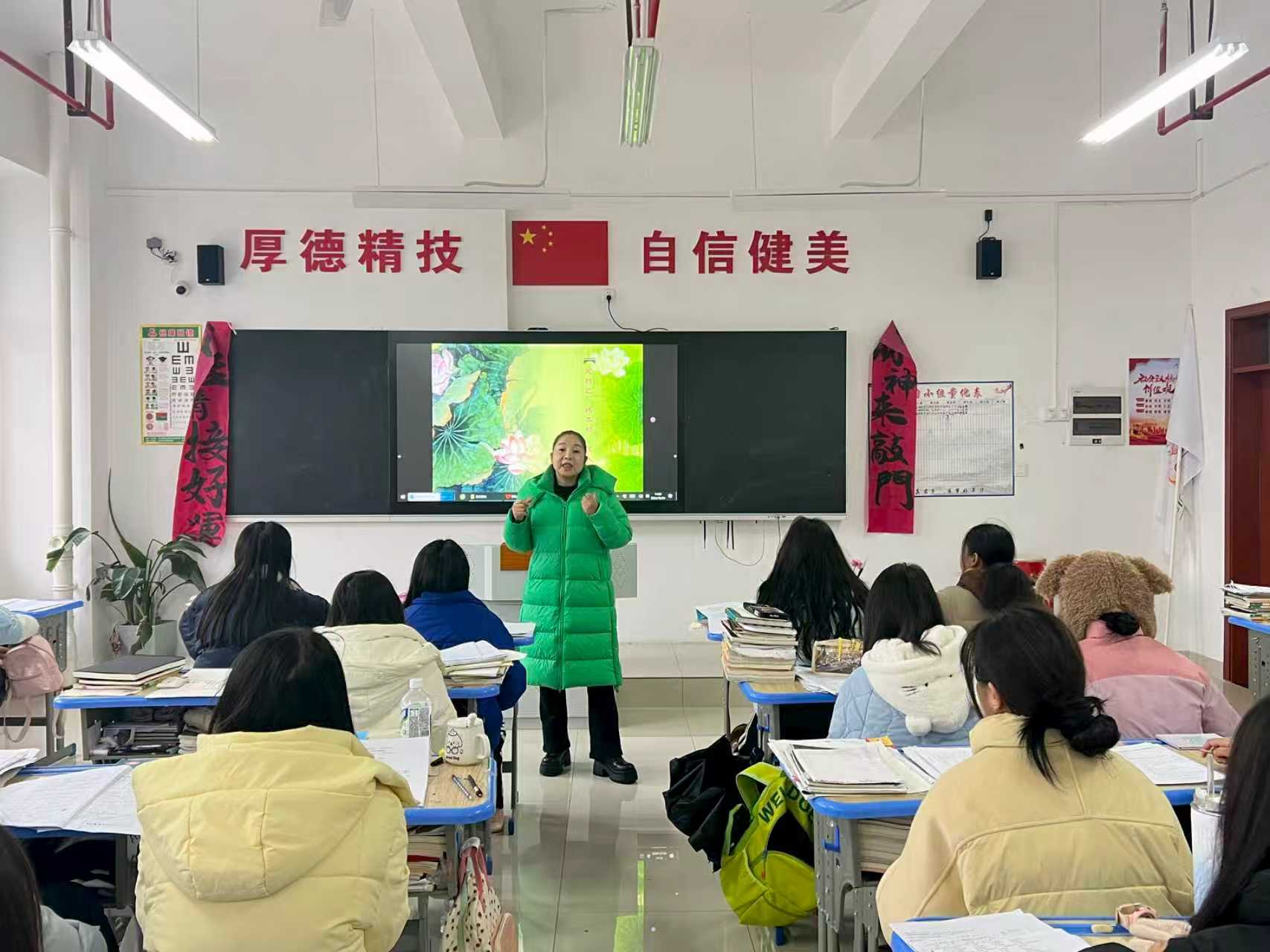 陳力卓給學生上課。.jpg