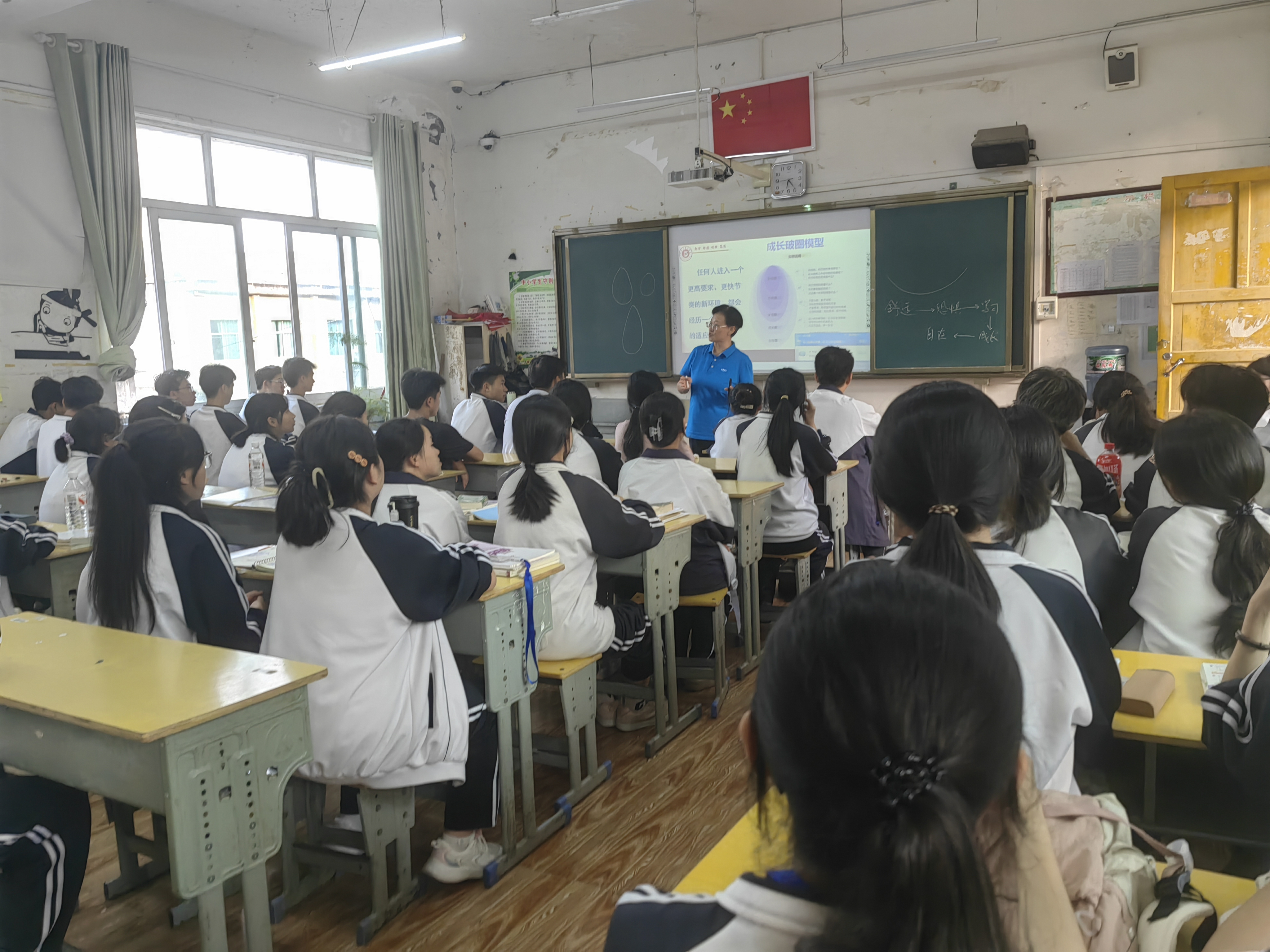 顧儉給學(xué)生上思政課。.jpg