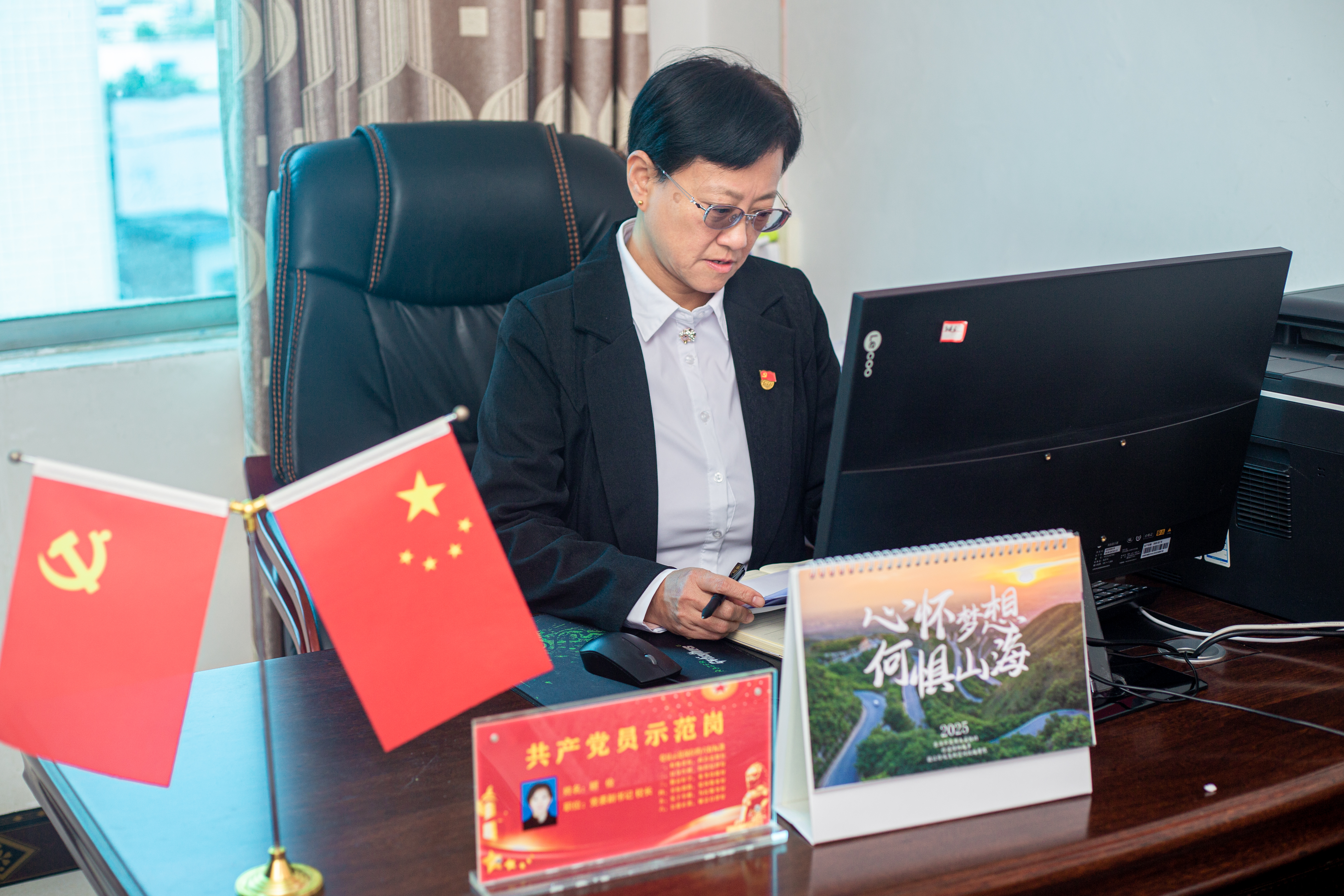 顧儉在辦公室。.jpg