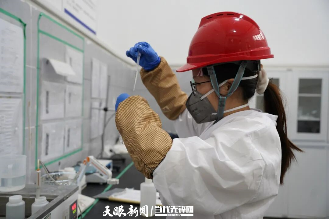 中偉研究總院磷系研究院研發(fā)人員正在進(jìn)行實(shí)驗(yàn)研究。企業(yè)供圖.jpg