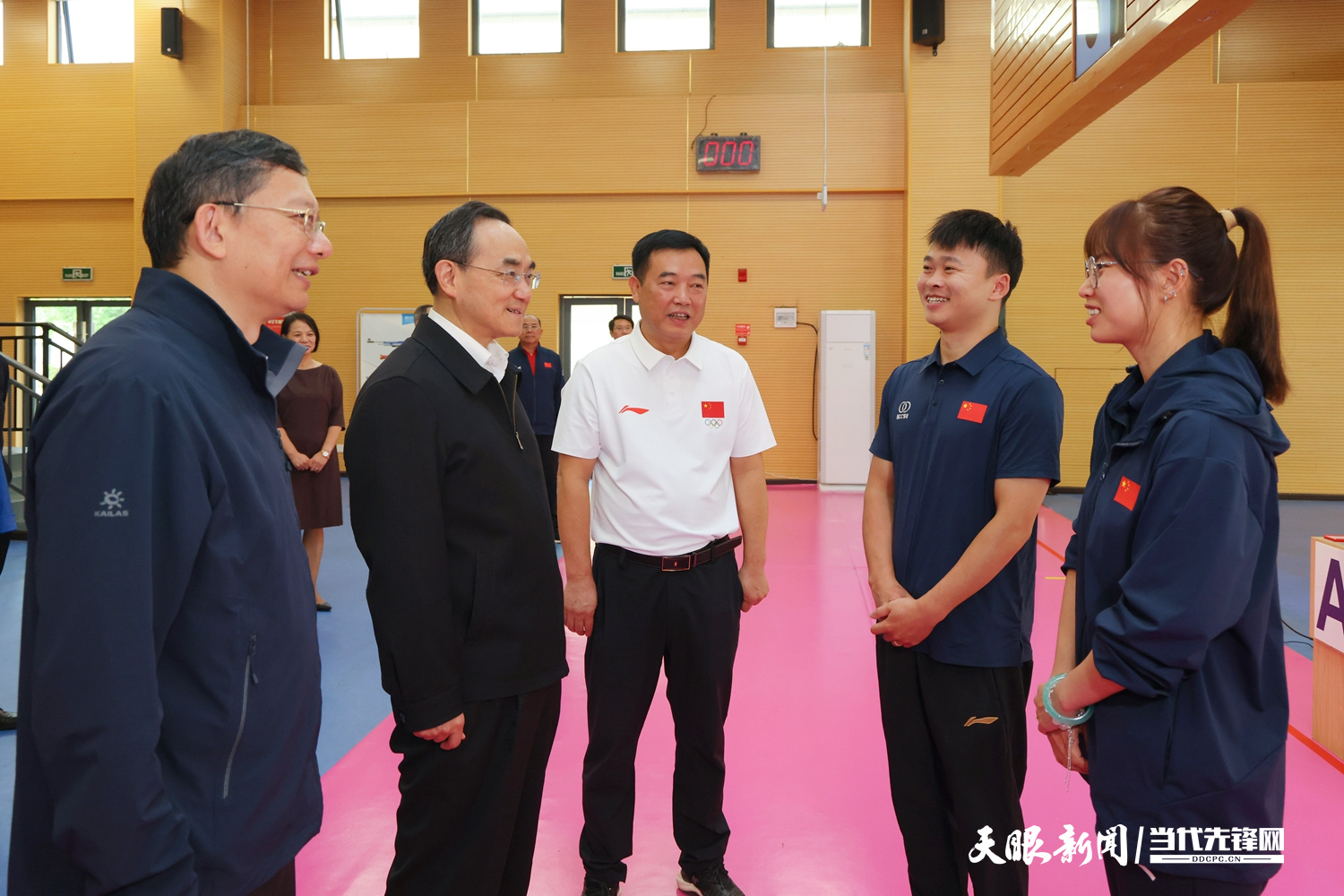 DPCL0283-1-----圖為徐麟與射擊運動員親切交流，了解10米氣手槍訓(xùn)練情況。貴州日報天眼新聞記者 杜朋城 攝影.jpg