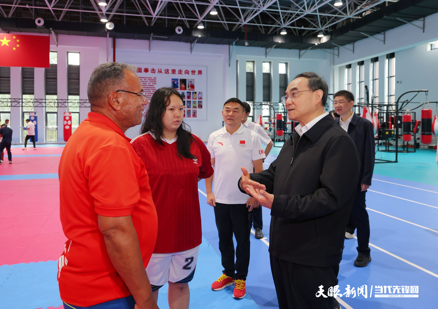 DPCL0426-1-----圖為徐麟與拳擊教練員親切交流，了解項目備戰(zhàn)訓(xùn)練情況。貴州日報天眼新聞記者 杜朋城 攝影.jpg