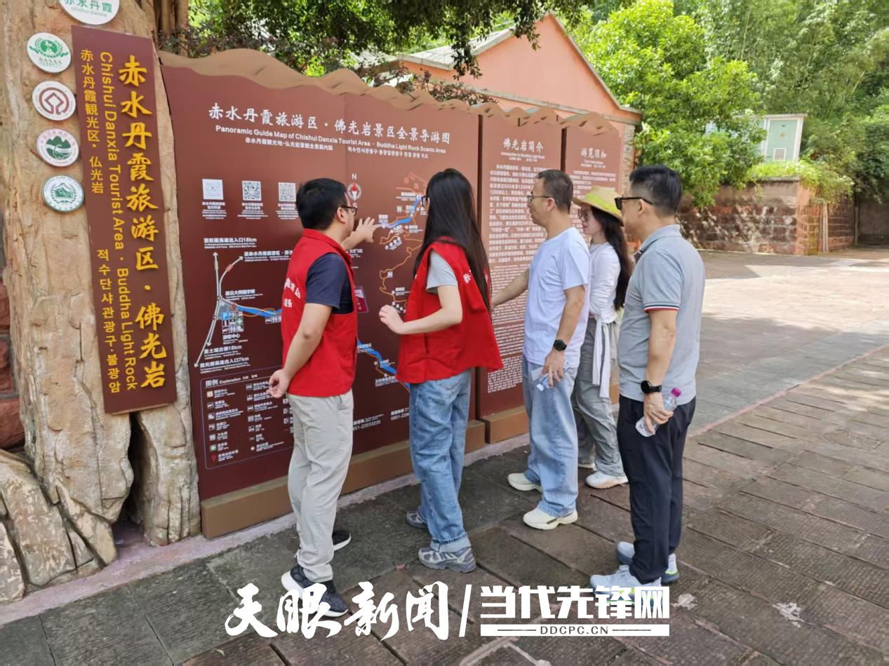 紅色旗幟暖金秋 服務(wù)暖流潤人心1.png