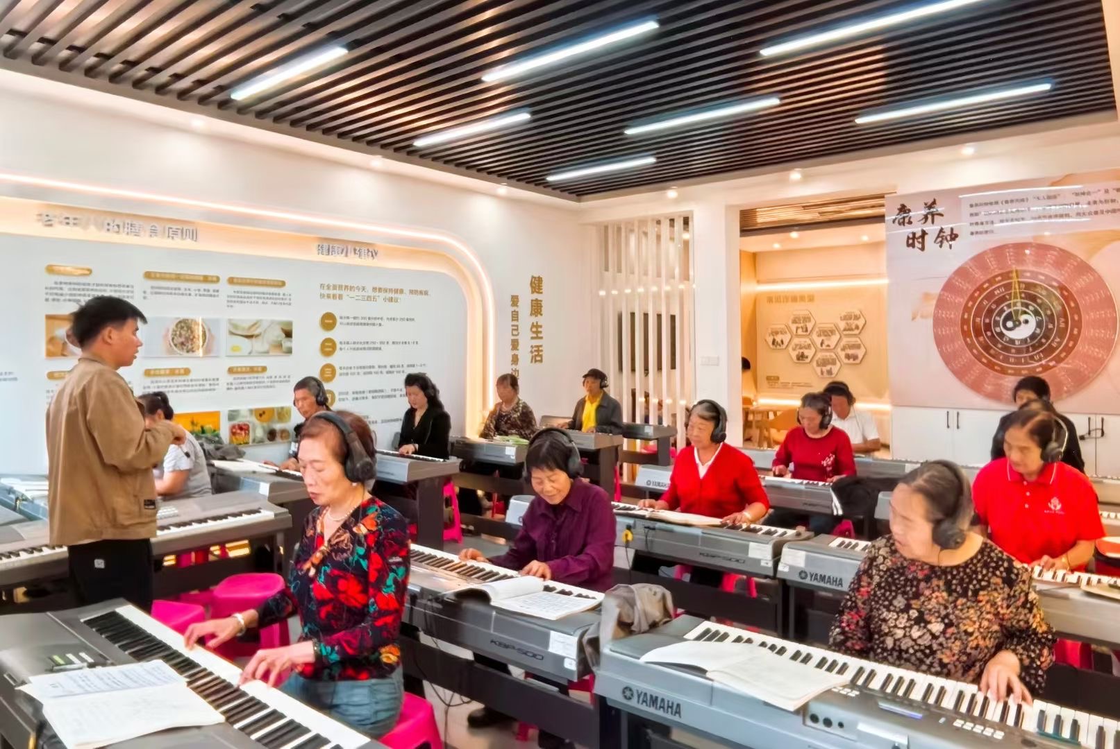 楊朝群 學(xué)鋼琴.jpg