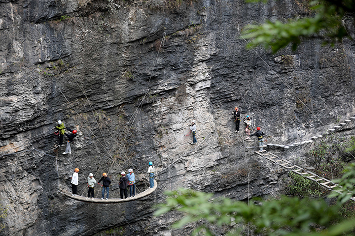 805333-游客在猴耳天坑極體驗“云端漫步”。袁福洪攝.jpg