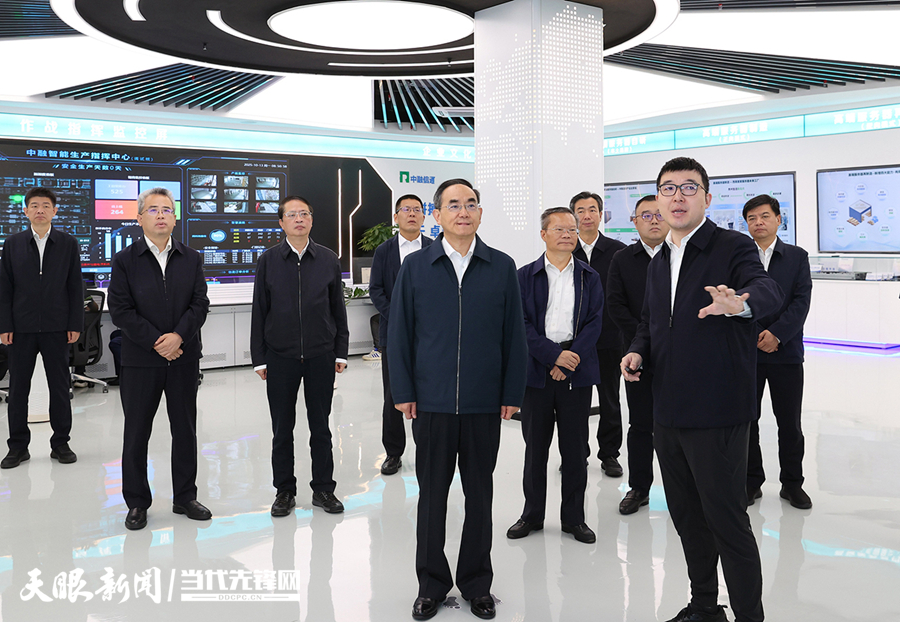 圖為徐麟在貴州中融信通科技公司智能制造項(xiàng)目聽取企業(yè)生產(chǎn)經(jīng)營(yíng)情況匯報(bào)。.jpg