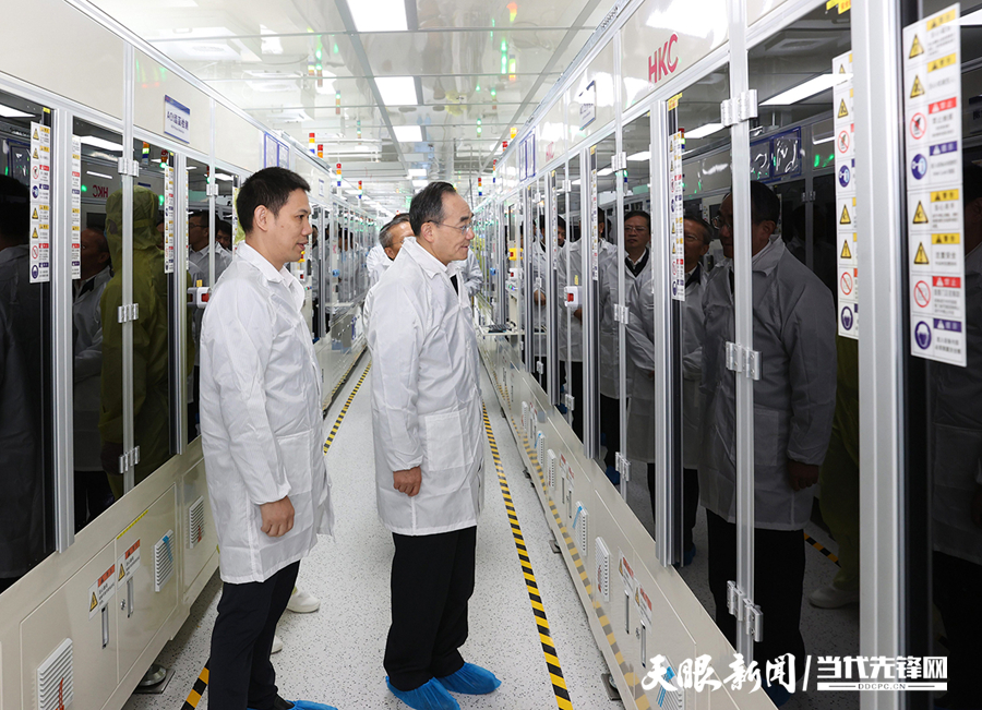 圖為徐麟在貴州惠科光電顯示產(chǎn)業(yè)集群項(xiàng)目考察，了解項(xiàng)目推進(jìn)和企業(yè)生產(chǎn)經(jīng)營(yíng)情況。.jpg