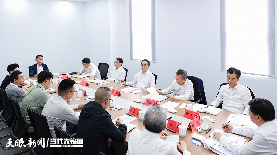 圖為徐麟主持召開座談會(huì)與企業(yè)負(fù)責(zé)人交流，了解企業(yè)發(fā)展情況，聽取意見建議等。.jpg