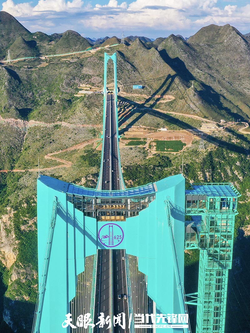 dD0xNzYwNTQxODExX3I9MDJhNDkwZDdfdz04MDBfcT0xMDBfZT1qcGc=.webp 9月28日,花江峡谷大桥云端咖啡厅。贵州日报天眼新闻记者 刘青摄DJI_0433 拷贝.jpg