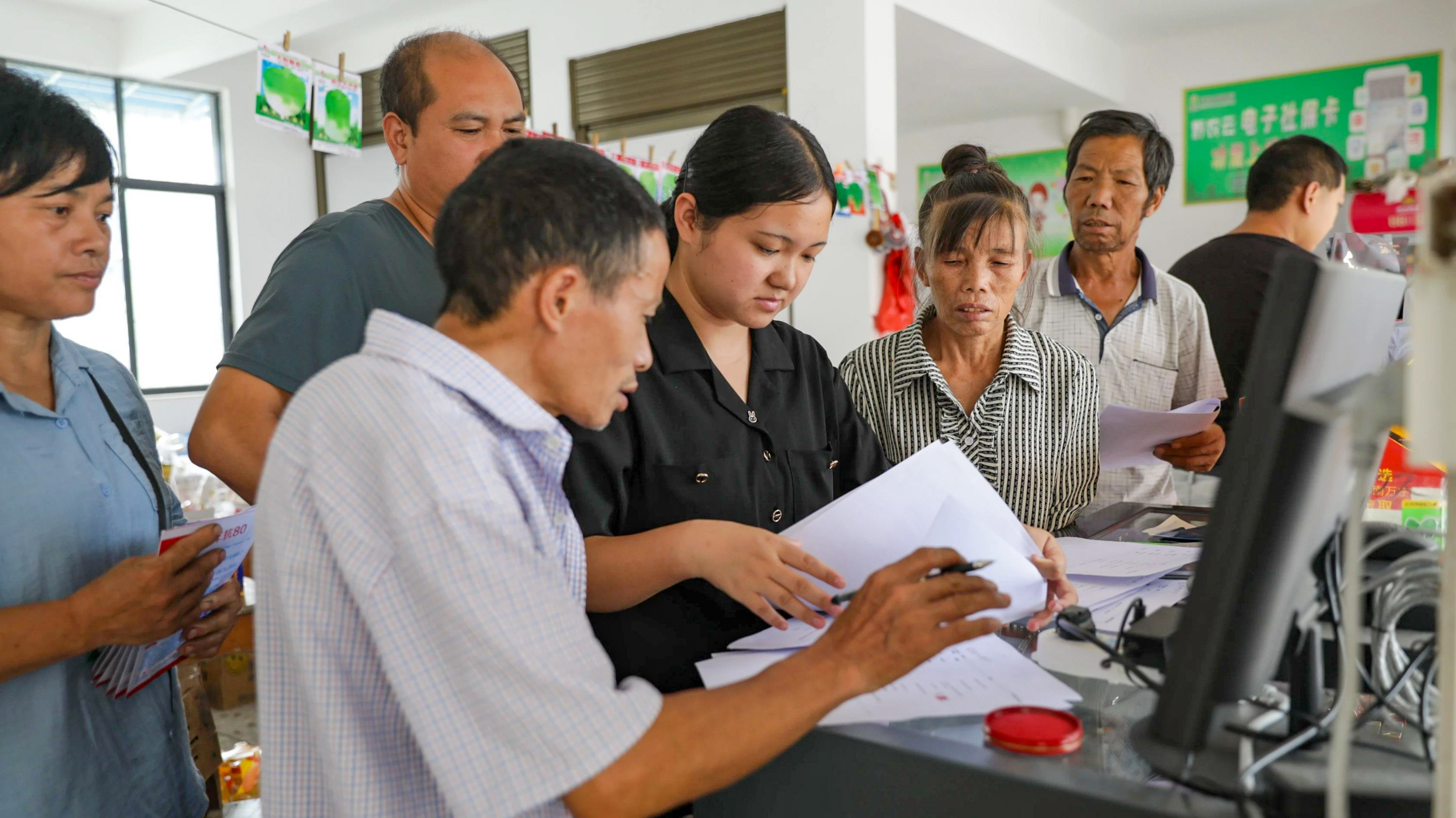 dD0xNzYwNTk2ODI3X3I9MGUwNjgzMzBfdz0xMDgwX3E9MTAwX2U9anBn.webp 20231115-村民进行积分兑换现场.jpg