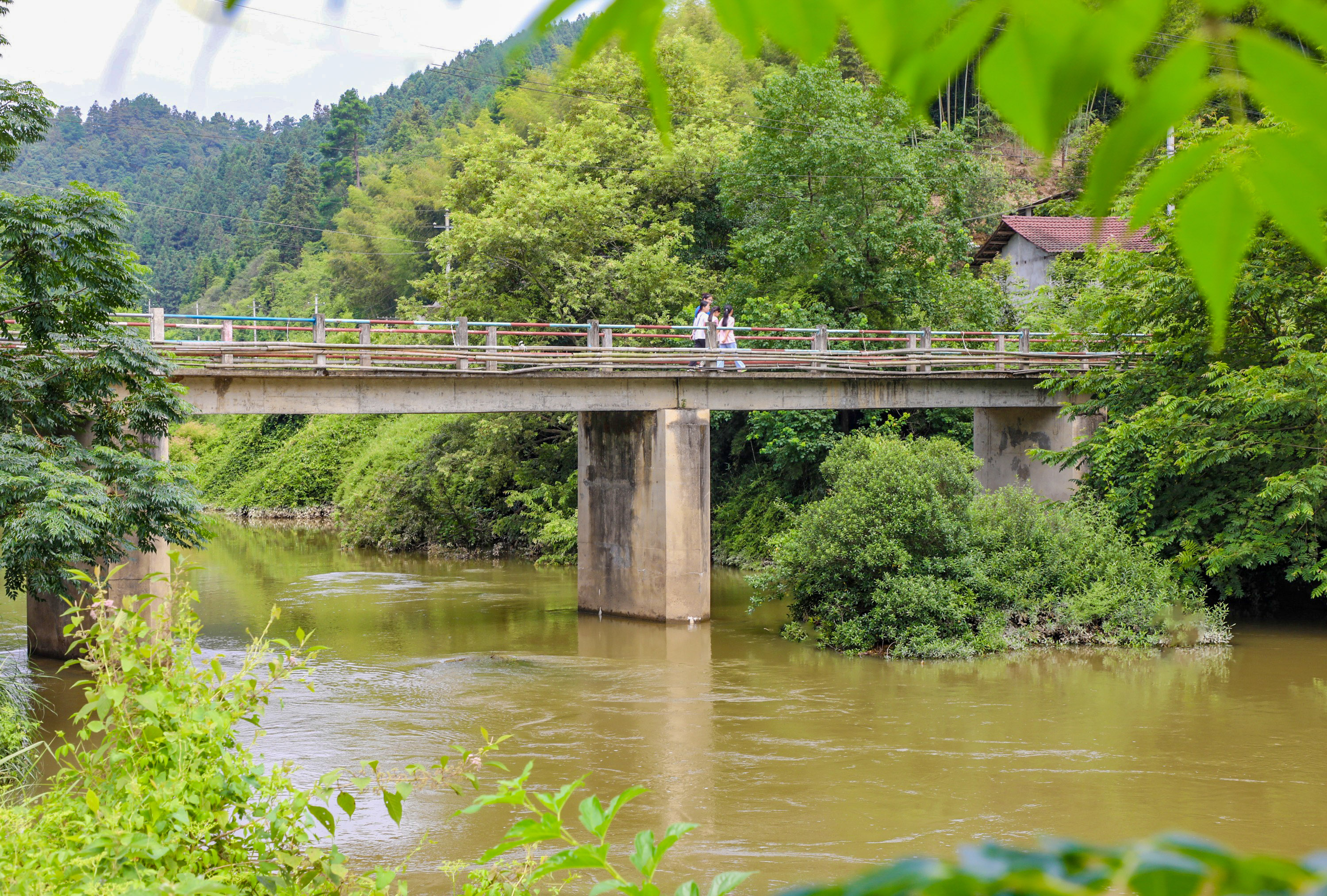 dD0xNzYwNTk2ODgyX3I9NDY5NDg2NDJfdz0xMDgwX3E9MTAwX2U9anBn.webp 20230815-湘黔边界民族团结桥.jpg