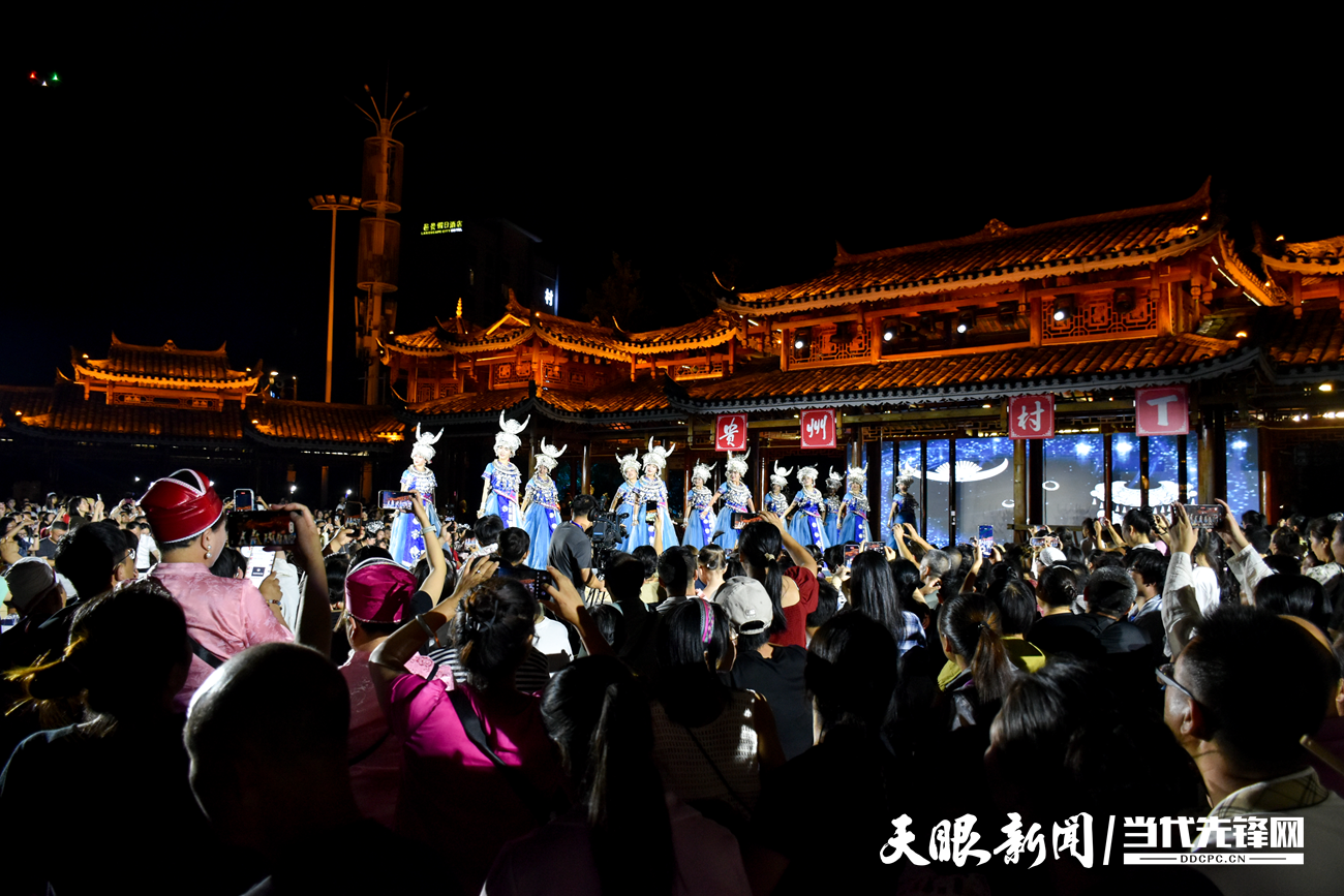 17609486975260.png 2025年8月1日晚,以“山海同裳·锦绣黔行”为主题的贵州“村T”·民族时装周在凯里苗侗风情园启动。图为观众纷纷拍摄村T节目表演。戴正国 摄.JPG (1)3.png