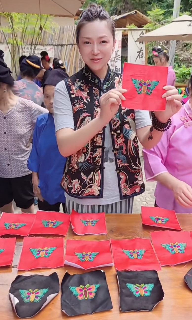 臺江縣臺拱街道紅陽村職業(yè)經(jīng)理人湯蕊萌組織群眾開展苗繡技藝傳承與電商賦能鄉(xiāng)村經(jīng)濟培訓(xùn)。.jpg