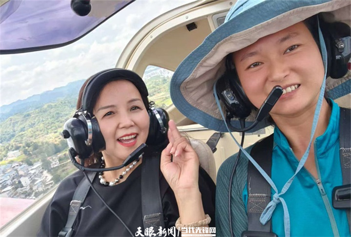 dD0xNzYxNDMwNDgxX3I9YTM2MzBkYWRfdz03MjBfcT0xMDBfZT1qcGc=.webp 韩玉在飞机上与游客合影。受访者供图.jpg