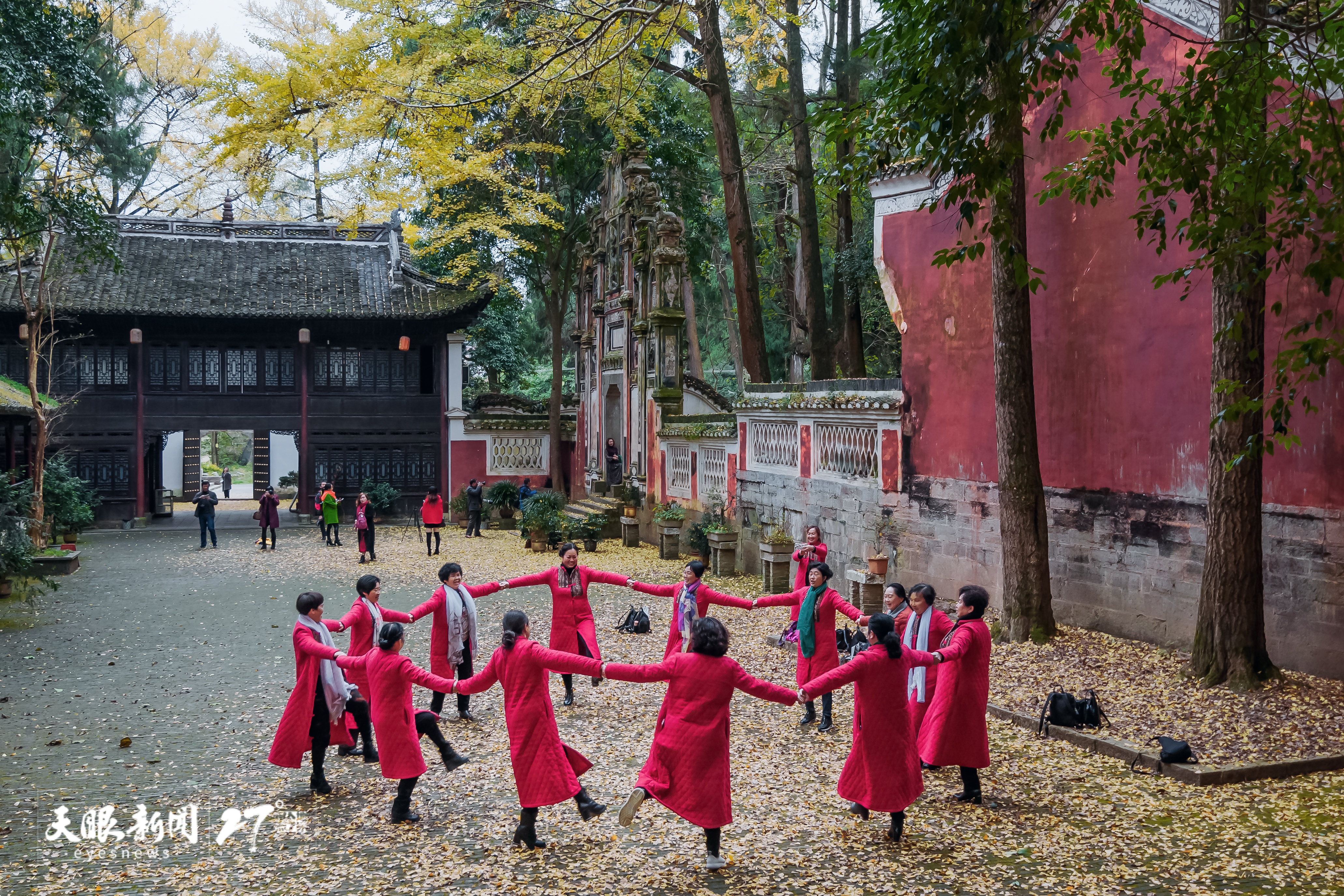 游客參觀飛云崖景區(qū)。陳世權(quán) 攝.jpg