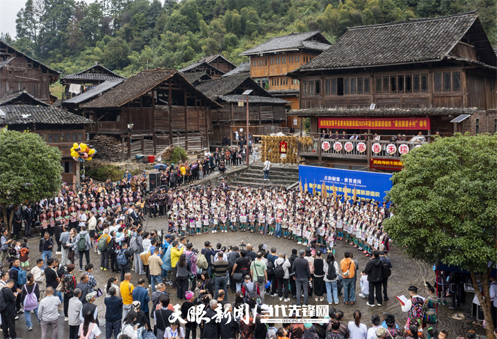 黔东南州黎平县双江镇黄岗村举行香禾糯节活动，当地侗族同胞欢聚一堂，通过演唱侗族大歌、盛装巡游等形式欢度节日。罗京来 摄.jpg