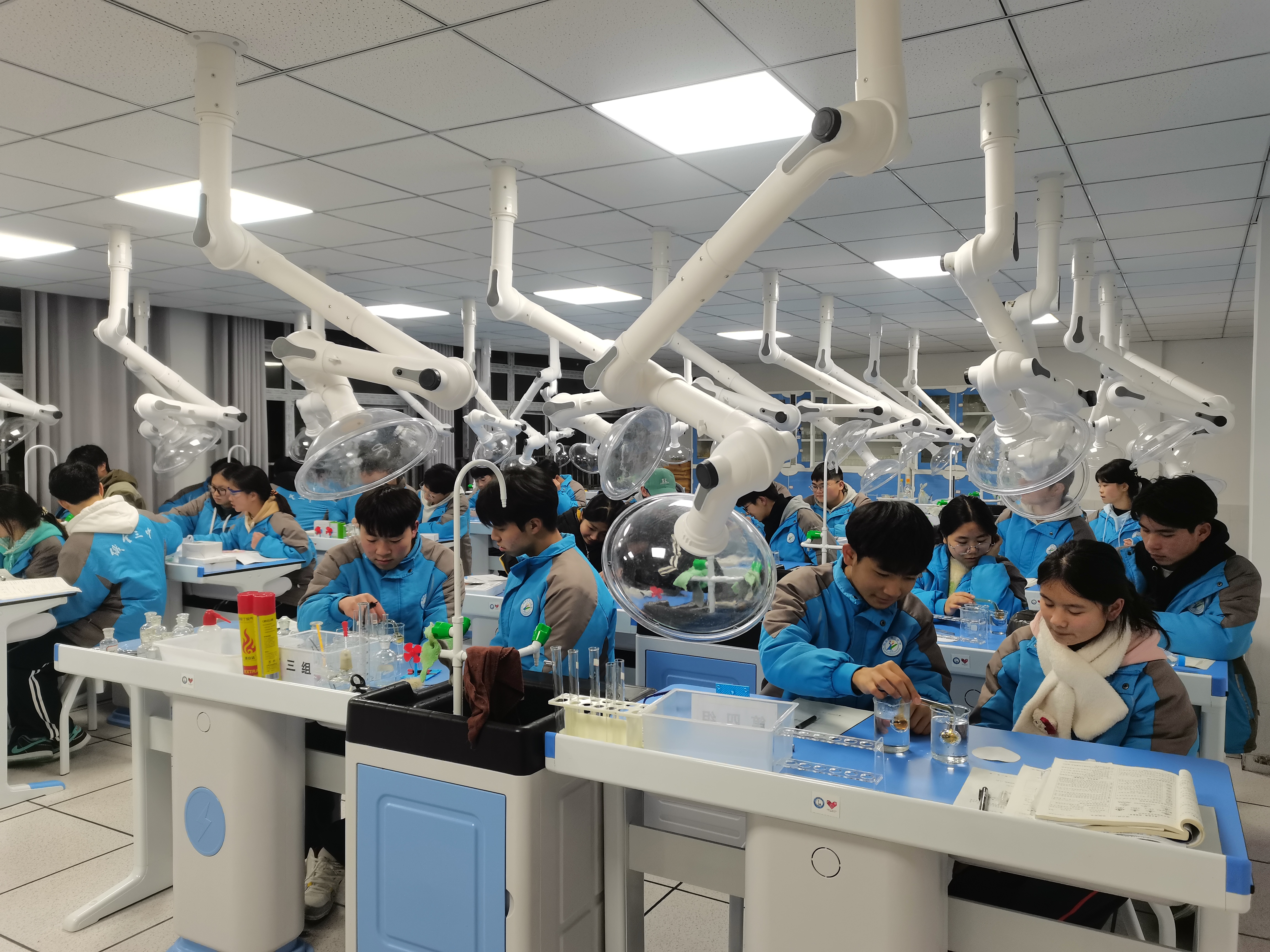 3.織金縣第三中學(xué)學(xué)生在化學(xué)實(shí)驗(yàn)室開展實(shí)驗(yàn)活動.jpg