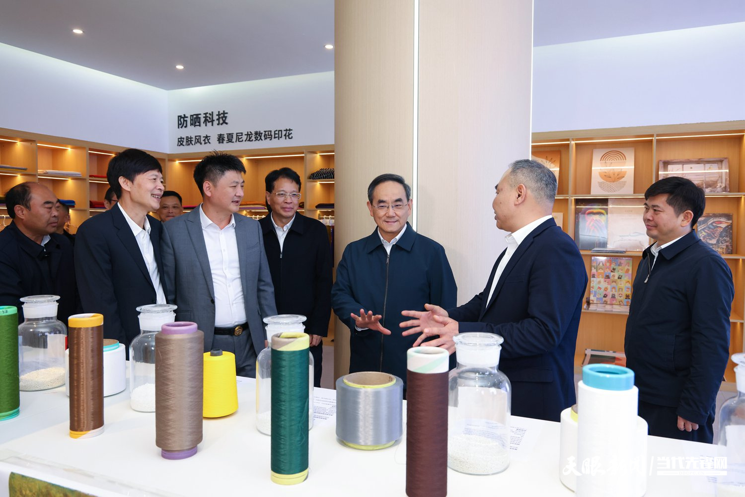 （審定）DPCL2890-1------2025年10月27日至28日，省委書記徐麟深入畢節(jié)市七星關(guān)區(qū)、威寧自治縣調(diào)研。圖為徐麟在畢節(jié)宏盛紡織科技有限公司，了解企業(yè)生產(chǎn)經(jīng)營和帶動群眾就業(yè)增收情況。貴州日報天眼新聞記者 杜朋城 攝影.jpg