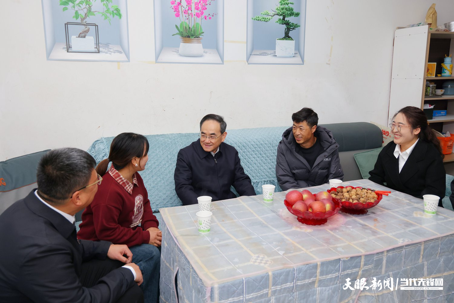 （審定）DPCL3776-1------2025年10月27日至28日，省委書記徐麟深入畢節(jié)市七星關(guān)區(qū)、威寧自治縣調(diào)研。圖為徐麟在威寧自治縣五里崗街道朝陽新城社區(qū)走訪慰問搬遷群眾，了解群眾生產(chǎn)生活及住房保障等情況。貴州日報天眼新聞記者 杜朋城 攝影.jpg