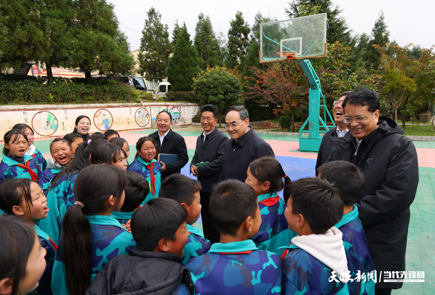 （審定）DPCL4394-1------2025年10月27日至28日，省委書記徐麟深入畢節(jié)市七星關(guān)區(qū)、威寧自治縣調(diào)研。圖為徐麟在威寧自治縣在么站鎮(zhèn)平原村新街小學(xué)，同正在上體育課的同學(xué)們親切交流。貴州日報天眼新聞記者 杜朋城 攝影.jpg