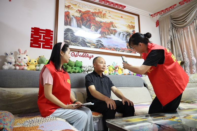 “紅管家”在凱里市白午街道福和社區(qū)入戶幫助居民錄入人臉識別系統(tǒng)。（邰春 攝）.jpg