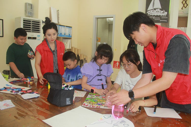 匯川區(qū)下沉黨員干部到大連路街道坪山社區(qū)“睦鄰畫室”開展未成年人暑期志愿服務。（匯川區(qū)委組織部供圖）.jpg