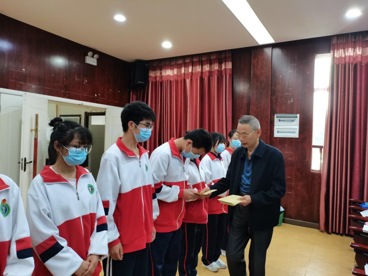 傾情關(guān)愛下一代  銀發(fā)丹心映初心.png