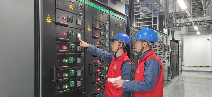 17619869551238.jpg 贵州电网公司贵安供电局“云上贵安”党员服务队深入大数据企业进行电力排查。(滕德云 摄).jpg