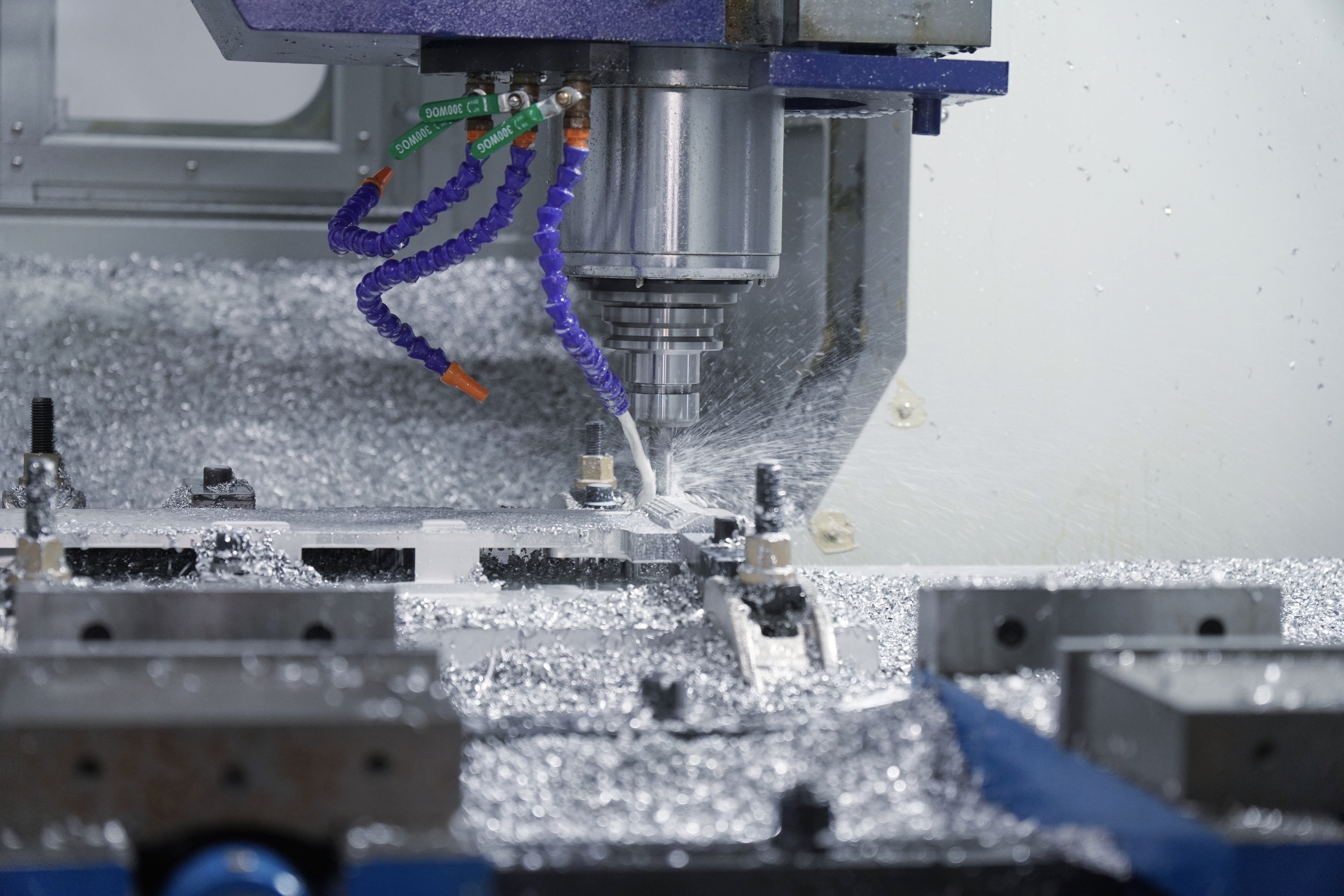 17622199126313.jpg 贵州熠景航空科技有限公司正在开足马力生产的设备 杨曦 摄.jpg