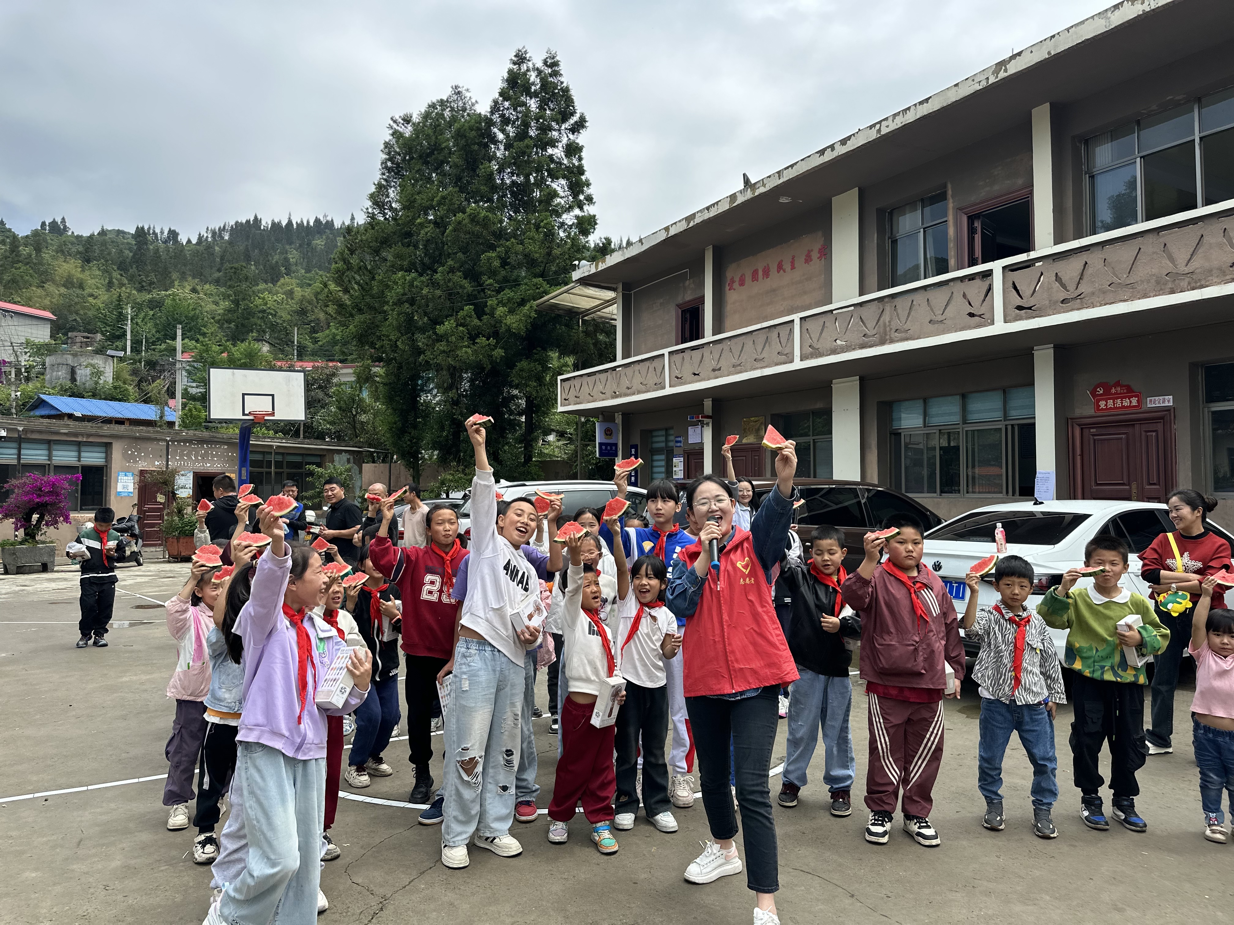 dD0xNzYyMjI5NDk5X3I9M2I5NzM4NzRfdz0xMDgwX3E9MTAwX2U9anBn.webp 陈银河与大海村的孩子们.jpg