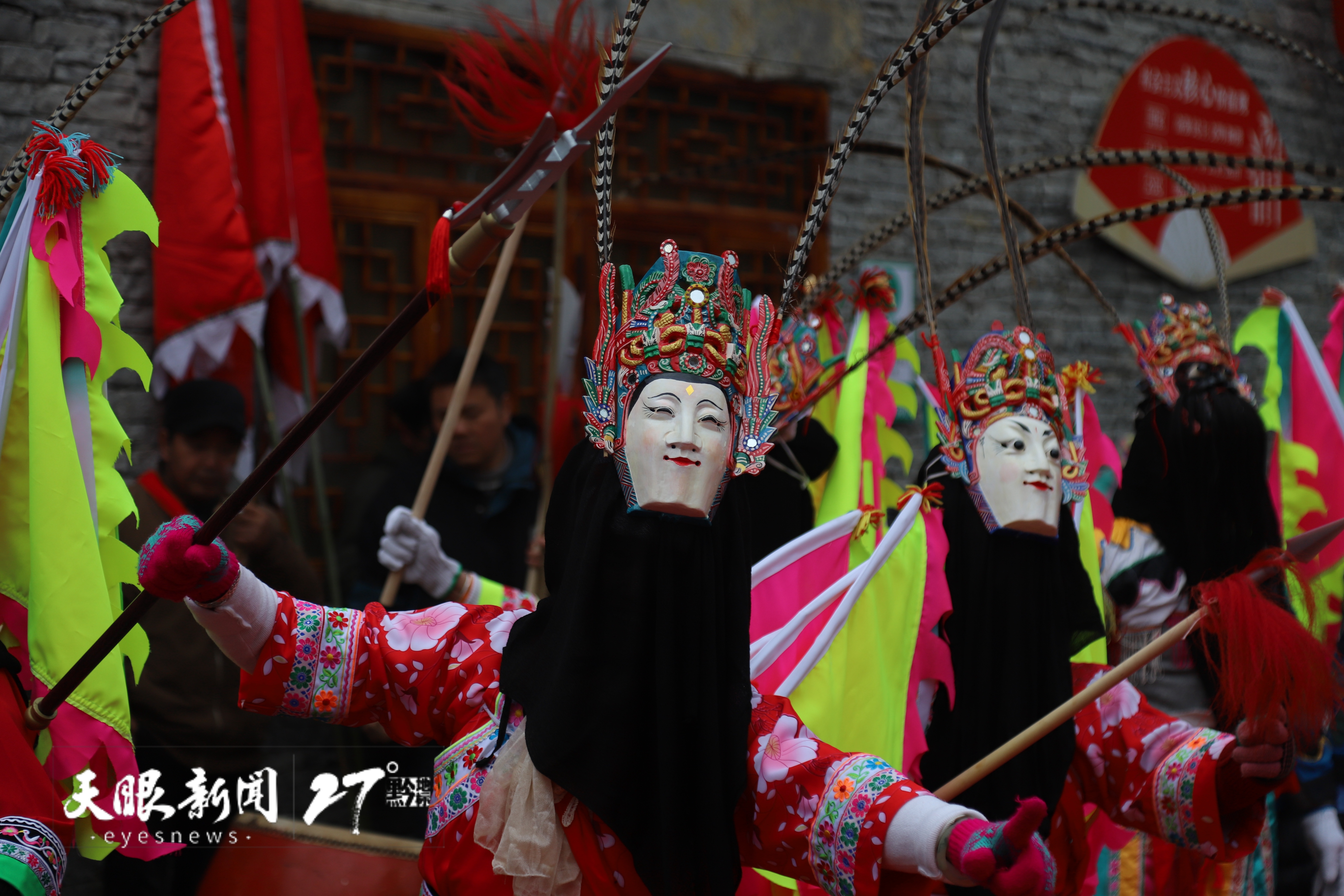安顺鲍家屯村村民在“抬亭子”活动上进行地戏表演 卢维.JPG