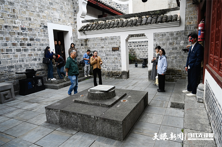 dD0xNzYyNDM5MDk5X3I9NDQxNWZjOWJfdz03MjBfcT0xMDBfZT1qcGc=.webp 采风团在锦屏隆里古城参观。.jpg