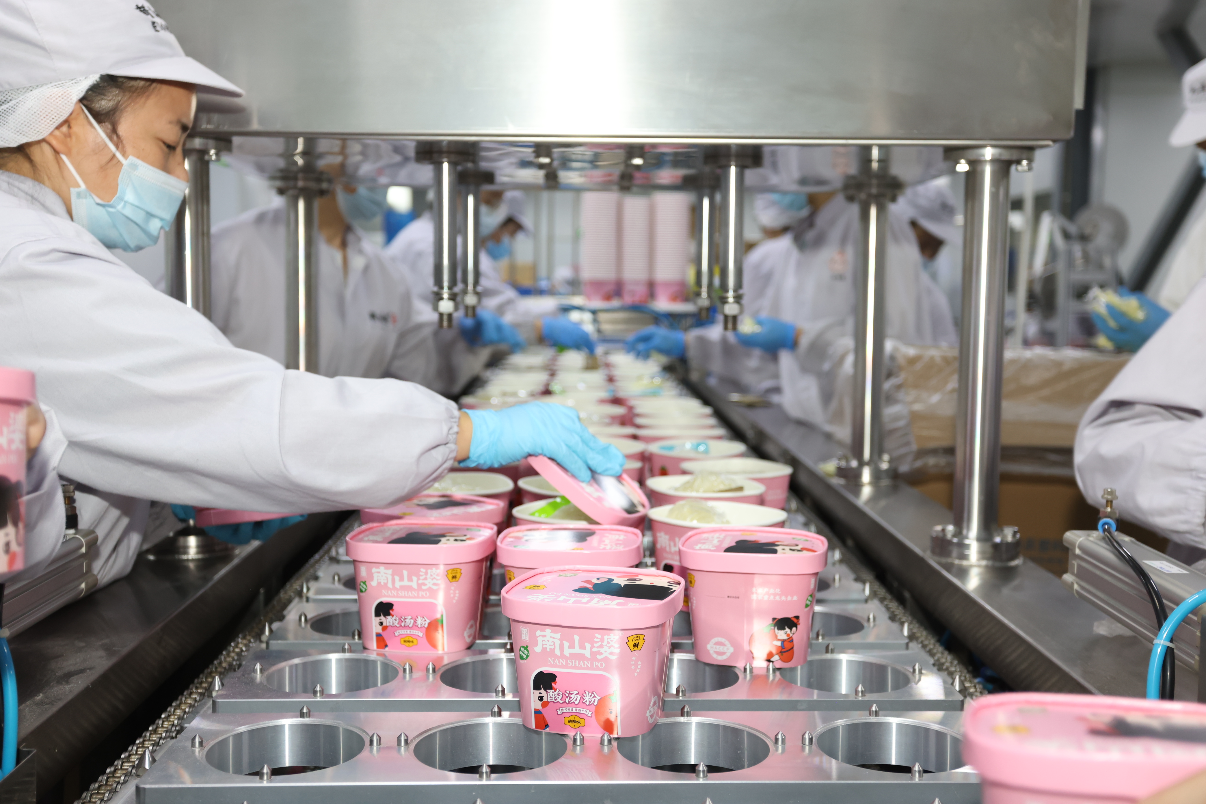 dD0xNzYyNzQ3OTY1X3I9ZWEwM2Q0Y2Vfdz0xMDgwX3E9MTAwX2U9anBn.webp (安顺市委宣传部供图)贵州南山婆食品加工有限公司生产线.jpg