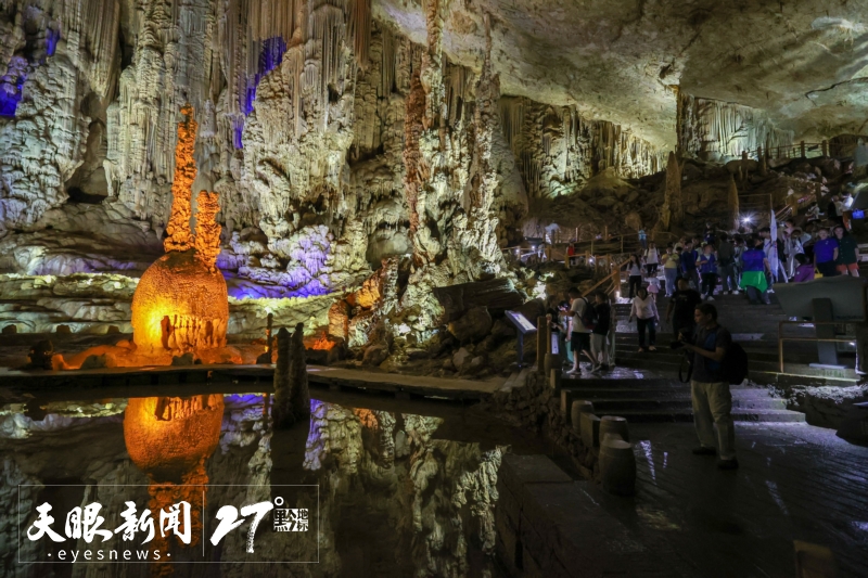 dD0xNzYyOTQ2ODAzX3I9ZmY2OTMwYzFfdz04MDBfcT0xMDBfZT1qcGc=.webp 石松、石笋挤成一片“石林秘境”,游客驻足观看。陈曦 摄_a.jpg