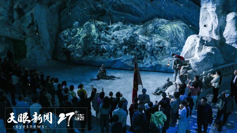 dD0xNzYyOTQ2ODIyX3I9MDE3MjhlNThfdz04MDBfcT0xMDBfZT1qcGc=.webp 游客在“红飘带”沉浸式体验雪山草地。张加林 摄_a.jpg