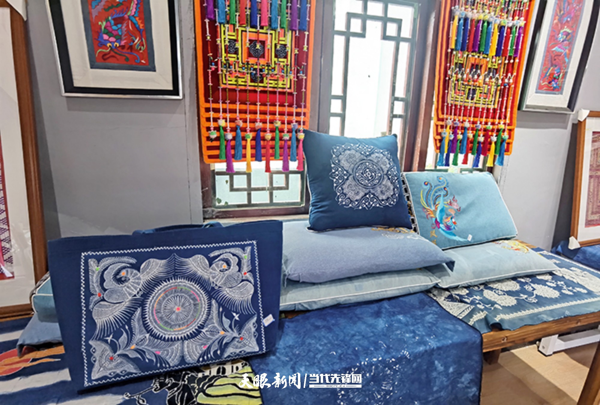 dD0xNzYyOTU2NTUyX3I9NzBmN2I3NGRfdz0xMDgwX3E9MTAwX2U9anBn.webp 杨文丽创办的非遗工坊展示的产品.jpg