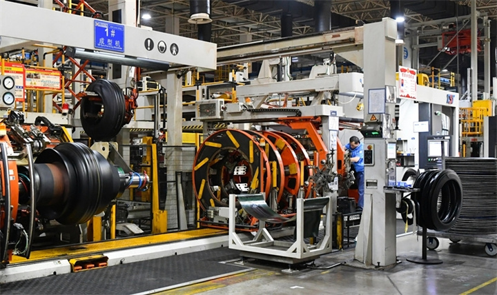 dD0xNzYzMTY0NzAwX3I9NDU5NGIxOGNfdz03MjBfcT0xMDBfZT1qcGc=.webp 位于贵阳市修文县的贵州轮胎股份有限公司生产车间内,智能化生产线高效运转。贵州日报天眼新闻记者 张丽 摄.jpg