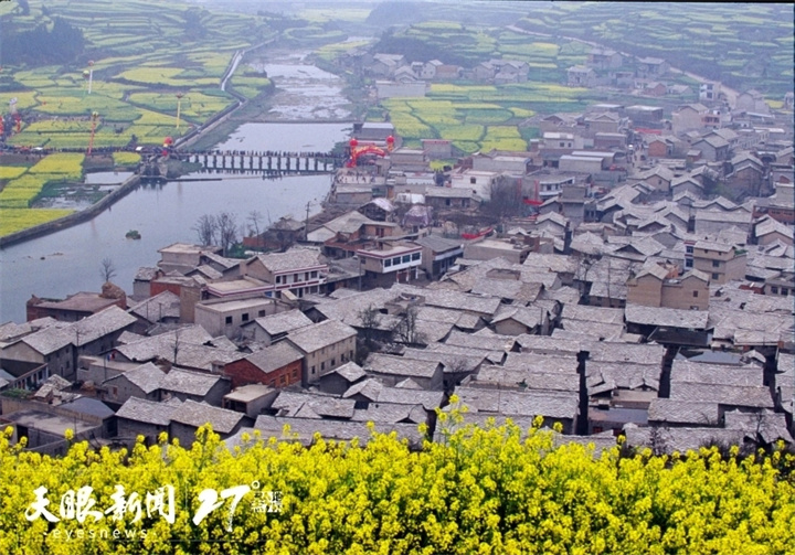 dD0xNzYzMTY2Njg4X3I9YTZhNjgyOTRfdz03MjBfcT0xMDBfZT1qcGc=.webp 1 天龙屯堡古镇油菜花香。图源贵州图片库.jpg