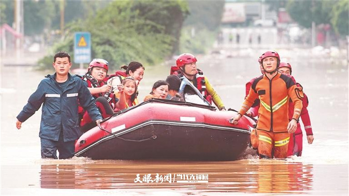 dD0xNzYzMTYxNzMzX3I9YTc5ZTAzYmZfdz03MjBfcT0xMDBfZT1qcGc=.webp 消防队员在黔东南州榕江县展开救援。 贵州日报天眼新闻记者 杨晓波 摄.jpg