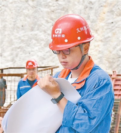 dD0xNzYzMjI5MTc0X3I9MWNkNzIxYmNfdz00MDBfcT0xMDBfZT1qcGc=.webp 刘豪在花江峡谷大桥建设施工现场。