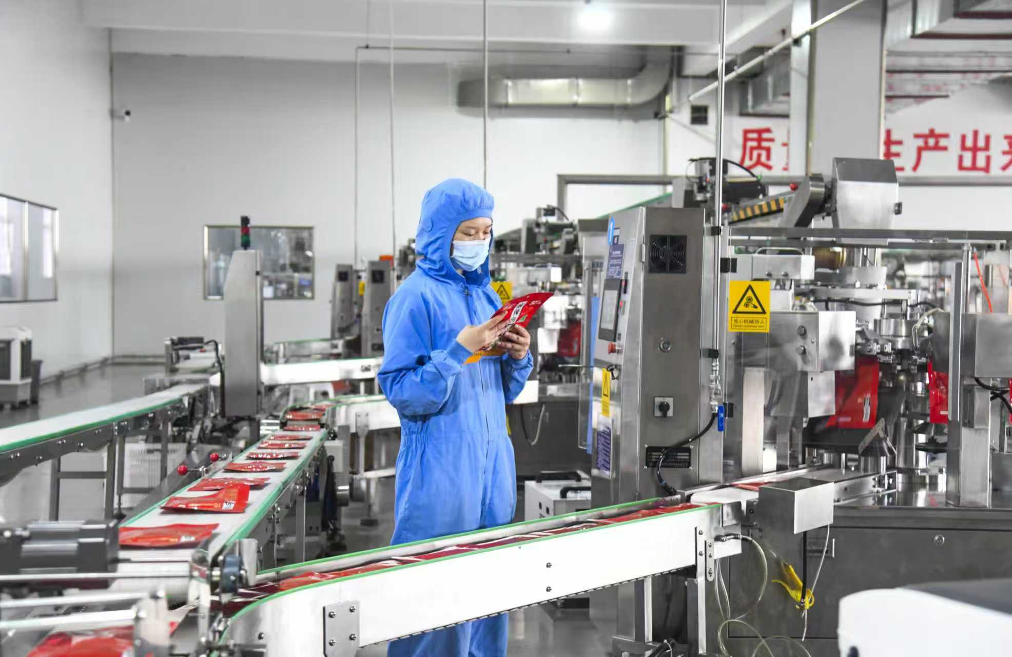 dD0xNzYzMzY0MjE1X3I9M2U3MTYyNjVfdz0xMDgwX3E9MTAwX2U9anBn.webp 2025年11月6日,位于新蒲新区的遵义德庄食品公司,工人在火锅底料生产线上作业。该公司是国家级农业产业化重点龙头企业。依托自动化生产与技术创新,企业打造出独具特色的“遵义味道”,形成底料、调料、油辣椒、蘸料等四大类300余种产品。作为“世界辣椒之都”,遵义辣椒产业历史悠久,现已构建起规模化全产业链体系。全市现有辣椒加工企业130余家,年加工产能超40万吨,产品远销俄罗斯、英国、墨西哥及东南亚等国家和地区,让“遵义辣味.jpg