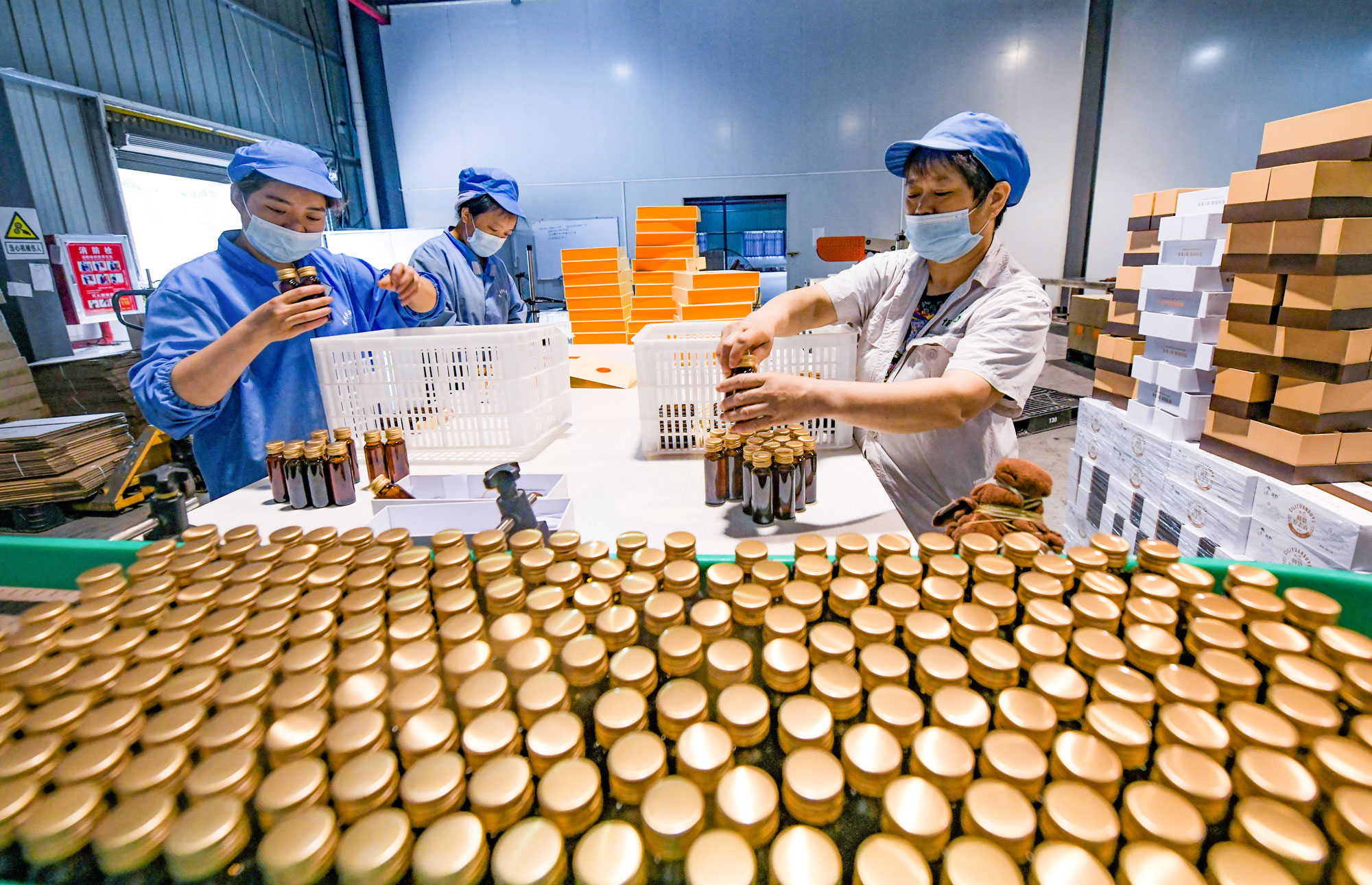 dD0xNzYzMzYzNzIxX3I9NDgzOTg0NGJfdz0xMDgwX3E9MTAwX2U9anBlZw==.webp 2022年8月30日,工人在龙里县高新技术产业园的贵州恒力源集团刺梨加工车间包装刺梨果汁饮品。贵州日报 杨涛 摄.jpeg