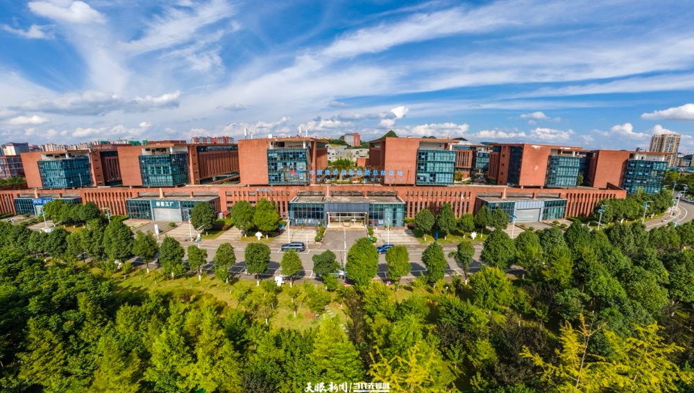 dD0xNzYzNTIxMjQzX3I9MjU4YjliNDlfdz0xMDAwX3E9MTAwX2U9anBn.webp 贵安新区大学城中国贵安创客联盟总部基地。 盛亚亿 摄.jpg